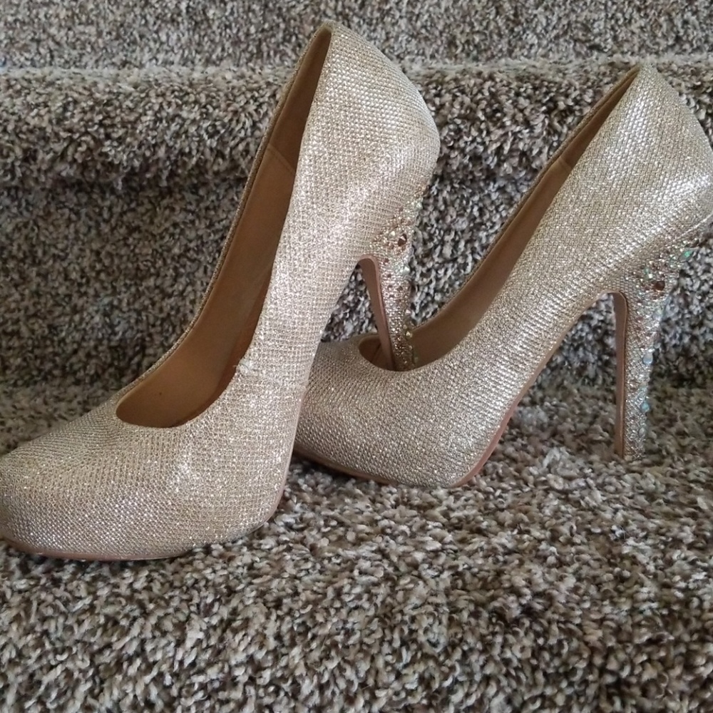 Sparkly gold heels with rhinestones on the heel
